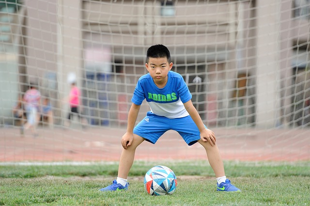 Akcesoria piłkarskie do treningu: bluzy bramkarskie dla dzieci junior