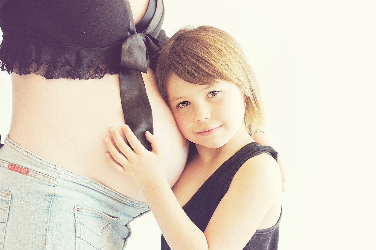 W co się ubierać w ciąży, aby było wygodnie? Rajstopy ciążowe, długie modne sukienki
