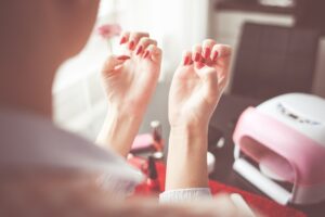 Pielęgnacja paznokci w okresie zimowym – paznokcie akrylowe Lublin tanio, fish pedicure