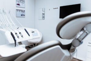 Jak skutecznie leczyć zęby i unikać próchnicy: Poradnik dla każdego
